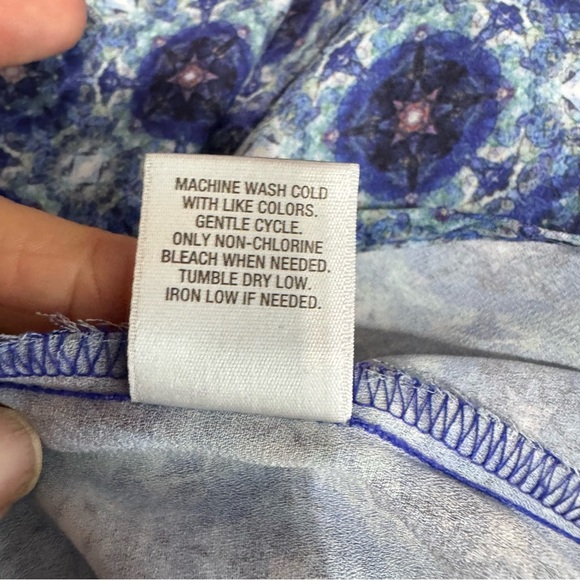 Roz & Ali Women’s Blue Medallion Print Cap Sleeve V-Neck Blouse - Picture 7 of 7